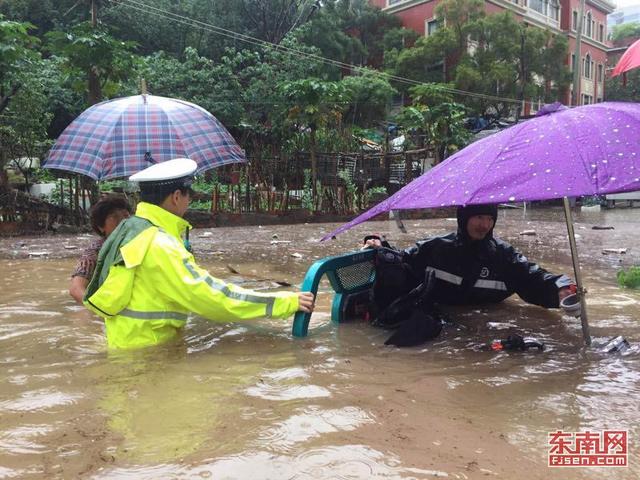 厦门出现罕见强降水 思明区各部门全力救援受灾群众