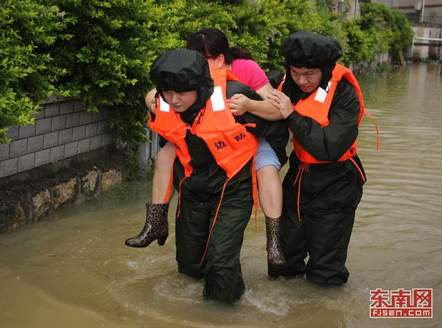 厦门出现罕见强降水 思明区各部门全力救援受灾群众