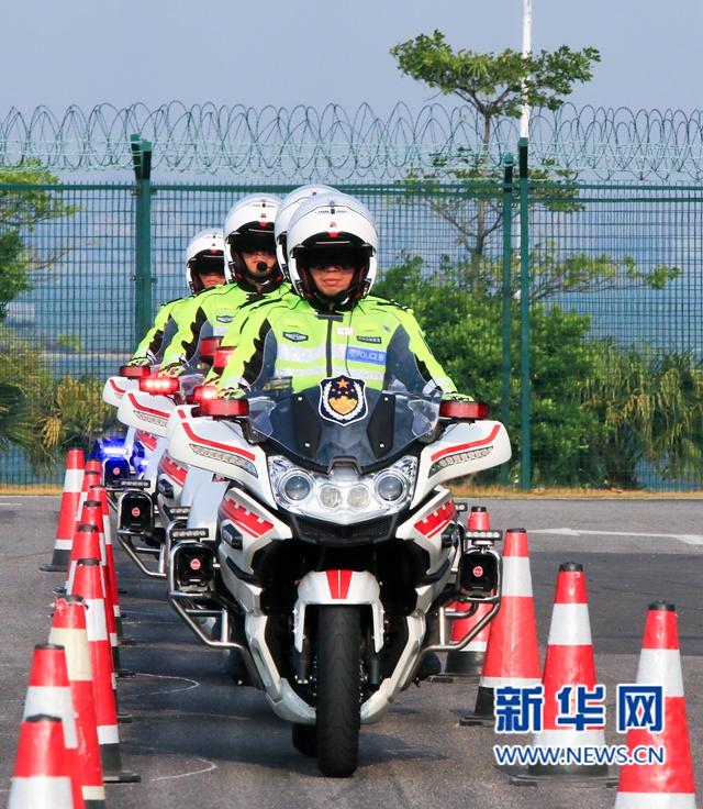 酷！厦门骑警新亮相 花式表演展示风采 